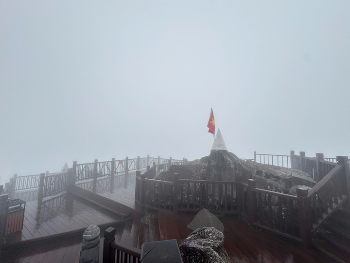 Nhiệt độ giảm xuống -3°C rạng sáng, băng giá phủ trắng đỉnh Fansipan - 11