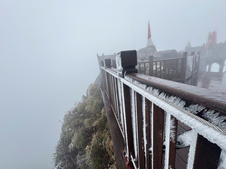 Nhiệt độ giảm xuống -3°C rạng sáng, băng giá phủ trắng đỉnh Fansipan - 10