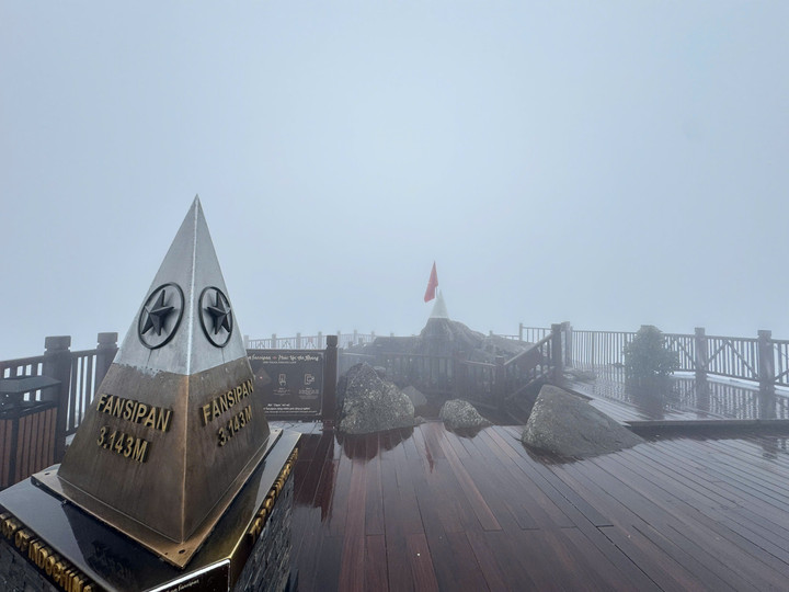 Nhiệt độ giảm xuống -3°C rạng sáng, băng giá phủ trắng đỉnh Fansipan - 7