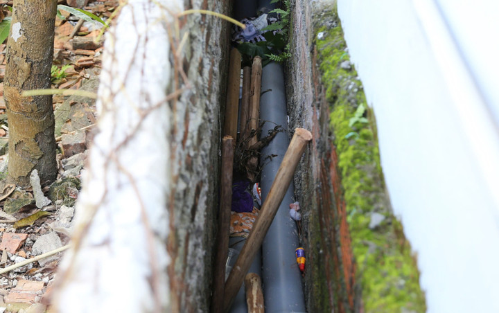 Những khúc "gậy Hạ Long", nỗi ám ảnh với nhiều học viên tại Trung tâm Hải Hà, được vứt vội xuống khe tường sau vụ việc nam học viên tử vong.