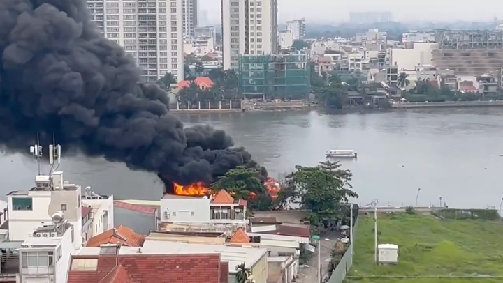 Hiện trường vụ hoả hoạn, khói đen bốc cao.