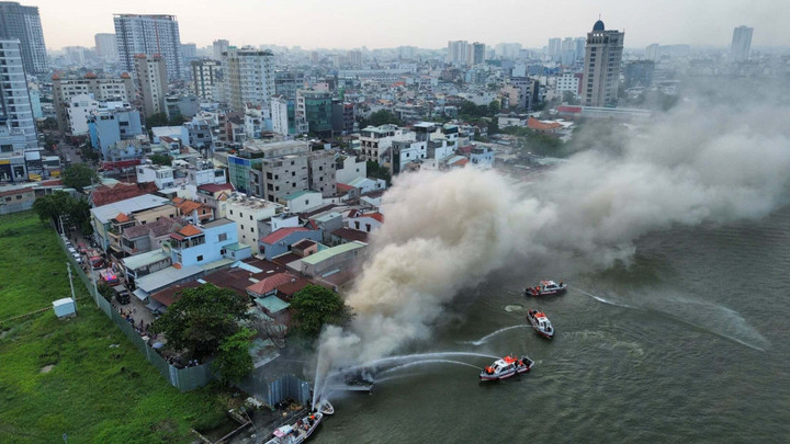 Lực lượng chức năng đang dập lửa.