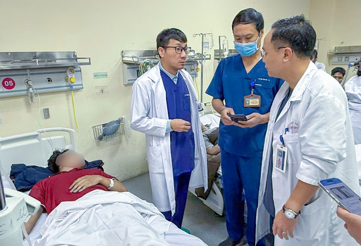 Ngay khi tiếp nhận 15 trường hợp được đưa vào cấp cứu, các bác sĩ phân loại ban đầu bệnh nhân để có phương án điều trị tối ưu nhất.