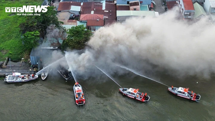 Cano chữa cháy được điều động để khống chế vụ hỏa hoạn.