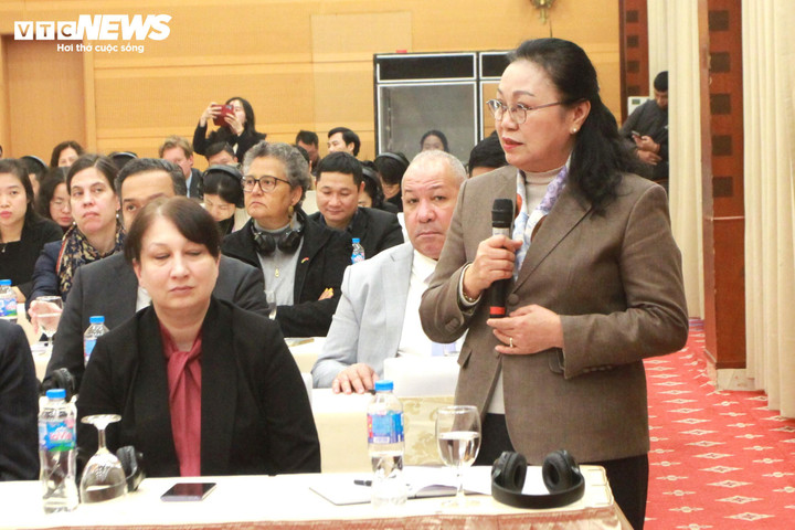 Đại sứ Khamphao Earthavanh.