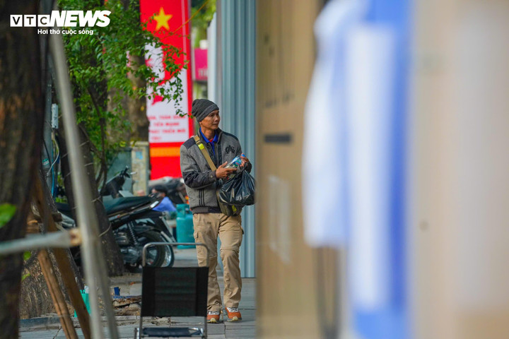 Tuy nhiên, việc quây tôn hàng loạt công trình cũng phát sinh không ít bất tiện. Một số đoạn vỉa hè bị thu hẹp, người đi bộ phải di chuyển trong không gian chật chội, một số đoạn phải xuống lòng đường.