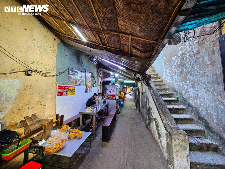 Một số hàng quán cũng dần thưa vắng khách. Theo chia sẻ của chủ quán phở Thìn, phần lớn thực khách quen đã chuyển sang cơ sở mới, quán chỉ mở cầm chừng trong giai đoạn chờ di dời. Nhiều vật dụng đã được thu dọn, bàn ghế sắp xếp gọn sát tường, một số khu vực không còn phục vụ. Cơ sở này đang hoàn tất những khâu cuối cùng, sẵn sàng cho thời điểm chính thức rời đi theo kế hoạch.