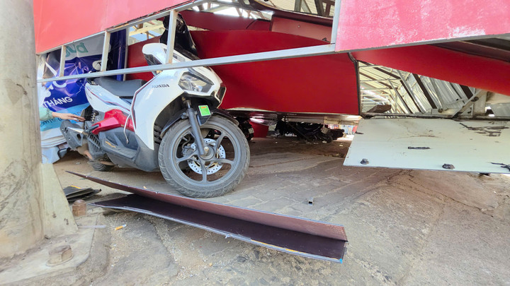 Nhiều xe máy và ô tô bị hư hỏng.