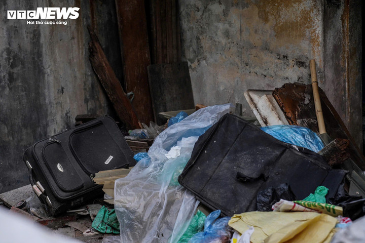 Sau khi phế liệu được thu gom, phần còn lại chỉ là những “xác nhà” trơ trọi. Tường bong tróc, cầu thang trơ khung, nền nhà phủ đầy kính vỡ và rác thải. Không gian từng là nơi sinh hoạt của nhiều thế hệ gia đình nay trở nên vắng lặng.