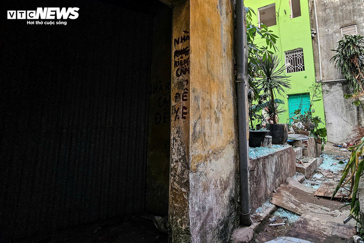 Bên trong các ngôi nhà, phần lớn đồ đạc sinh hoạt đã được chuyển đi, chỉ còn lại chủ yếu cửa sắt cũ, khung nhôm, dây điện, mảnh kính vỡ, gạch vụn và một số vật dụng không còn giá trị sử dụng.