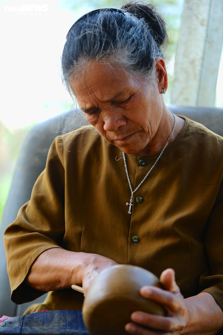 Điểm khiến gốm Churu “nhìn một lần khó lẫn” nằm ở cách tạo hình. Khác với nhiều dòng gốm phổ biến dựa vào bàn xoay và khuôn, gốm Churu ở K’răng Gọ tạo dáng hoàn toàn bằng tay: người thợ ghép nối, vuốt, nắn theo kinh nghiệm và cảm giác. Dụng cụ cũng tối giản đến mức tưởng như… không đủ để làm nên một sản phẩm hoàn chỉnh: một vòng tre/thiếc (gọi là Knu) để nắn miệng và dáng, một mảnh gỗ nhỏ (Tanạp) để gạt - miết, một quả trám rừng (Playcanh) để chà láng, và một miếng vải (Suté) để làm mịn bề mặt. Chính sự ít ỏi đó buộc bàn tay phải “thông minh” và nhẫn nại hơn.