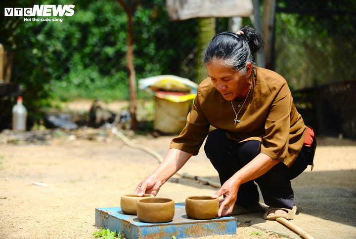Bà Ma Ly bưng chiếc nồi mới làm ra phơi nắng. Bà nhìn nó như nhìn một đứa trẻ. “Còn tay là còn làm,” bà nói. “Khi tay không còn nữa, mong là có người khác làm tiếp.”