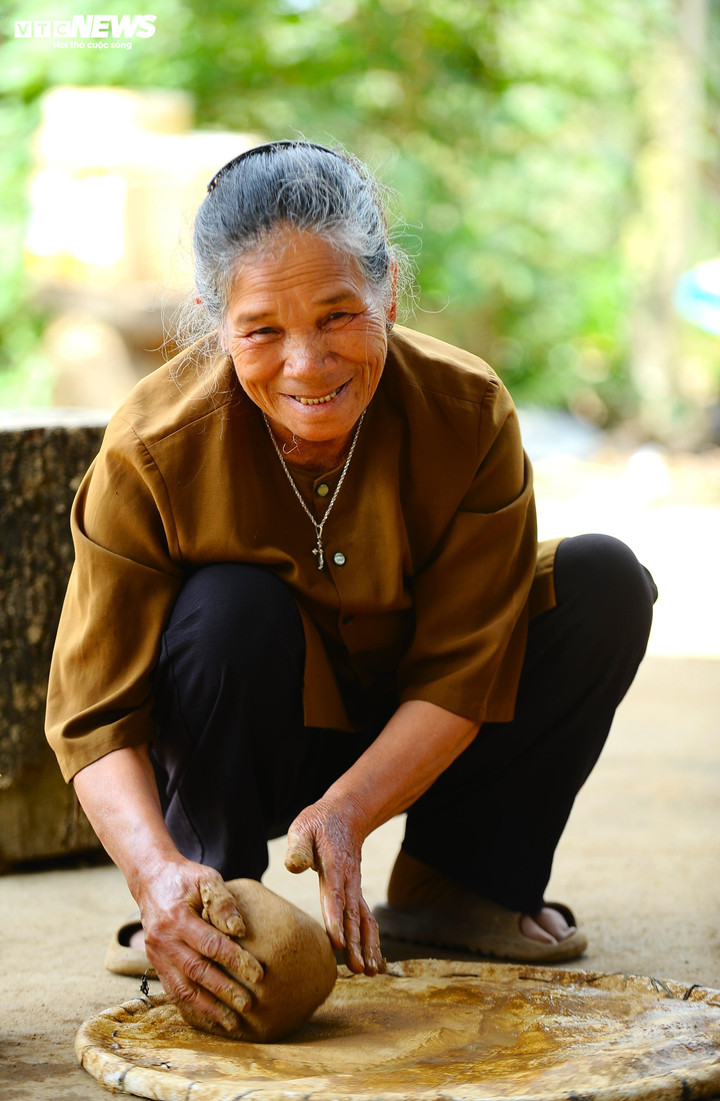 Mỗi ngày, bà Ma Ly cặm cụi ngồi sàng đất, nhào nặn rồi tạo hình cho các sản phẩm gốm truyền thống. Mảnh sân trước nhà của bà như xưởng nhỏ với đủ vật dụng, nguyên liệu... Bà Ma Ly chia sẻ, không ai biết nghề gốm truyền thống của ông bà ở buôn K'răng Gọ này có từ bao giờ, chỉ biết rằng khi sinh ra và lớn lên đã thấy mẹ, thấy bà, thấy cô, dì dùng đôi tay nhào nặn đất làm gốm rất thành thạo, có lẽ nghề này cũng được cả trăm năm.