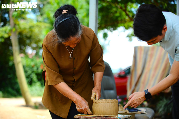 Nhiều du khách đến tận nhà để được chiêm ngưỡng cách bà Ma Ly tận tay làm nên một sản phẩm gốm truyền thống. Gốm Churu không ồn ào. Nó không lấp lánh. Nó không tranh giành thị trường. Nhưng nó giữ lại một nhịp sống chậm, nơi con người học cách lắng nghe đất, nghe lửa và nghe chính mình.