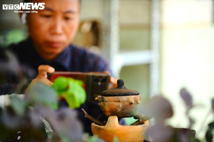 Sự khác biệt nằm ở chỗ: cái đẹp không đến từ sự bóng bẩy, mà đến từ dấu vết của lao động và lửa.