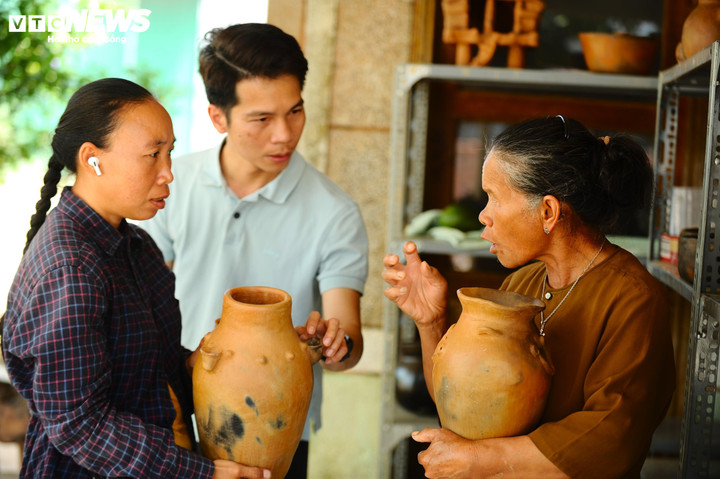 Khi du khách muốn tìm hiểu về gốm Churu, bà Ma Ly sẵn sàng trao đổi, thuyết trình cặn kẽ để mọi người hiểu rõ hơn về nghề gốm độc đáo này. Gốm Churu không có “giáo trình” đúng nghĩa, từ bao đời, nghề gốm được truyền từ mẹ sang con gái. Không có sách vở, không có “lớp học”, chỉ có những buổi chiều theo mẹ ra suối lấy đất, theo bà phơi gốm ngoài nắng, theo dì canh lửa lúc hoàng hôn. Tri thức nằm trong ngón tay, trong cảm giác về độ dẻo của đất, trong việc nhìn màu lửa để biết nóng hay chưa đủ.
