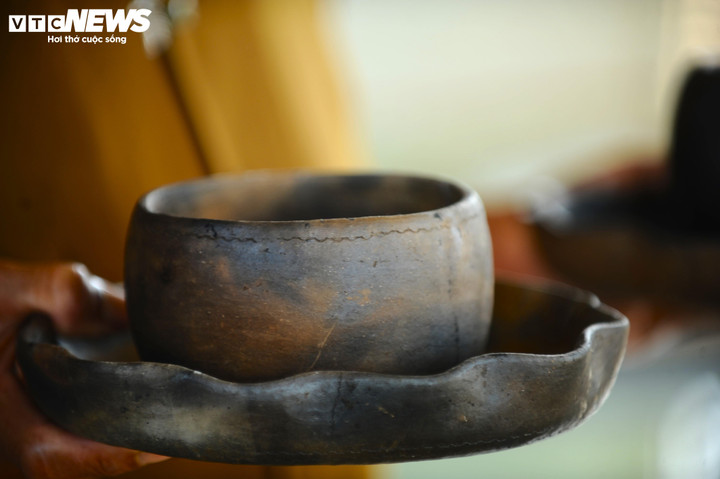 Gốm Churu thường được phơi thật khô, rồi nung bằng củi/rơm theo kiểu lộ thiên hoặc bếp củi đơn giản; mẻ nung phụ thuộc nhiều vào thời tiết, độ khô của gốm mộc và kinh nghiệm canh lửa. Vì nung không “khóa” trong lò kín hiện đại, gốm nhận đủ gió, khói, nhiệt và cả sự bất trắc. Cũng vì thế, mỗi chiếc nồi, chiếc bình ra lò mang một sắc độ riêng: có cái đỏ cháy, có cái nâu đất, có cái thẫm khói. Mỗi chiếc gốm mang một “chữ ký” của lửa: vệt khói đen, mảng sẫm, mảng đỏ cháy không cái nào giống cái nào. Đó là vẻ đẹp không thể sao chép bằng máy móc.