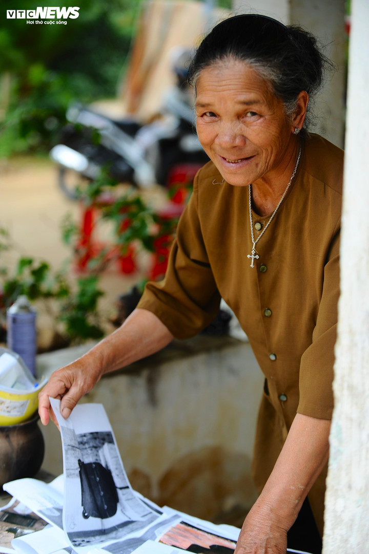 Mỗi khi rảnh rỗi, bà Ma Ly lấy các mẫu mà khách đặt hàng để xem qua và làm theo yêu cầu.