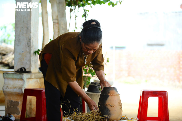 Các sản phẩm tạo ra được bán từ vài chục đến vài trăm ngàn đồng. Một ngày nào đó, khi bạn cầm trên tay một món gốm Churu có vệt khói đen vắt ngang thân bình, bạn sẽ hiểu: đó không phải “lỗi” của nung lộ thiên. Đó là chữ ký của lửa - thứ chữ ký chỉ xuất hiện khi con người còn đủ kiên nhẫn để sống chậm cùng đất.