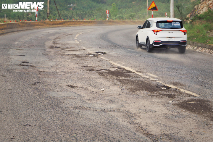 Tại điểm cao nhất, có view đẹp nhất của cung đường ven biển cũng chịu cảnh một bên là ổ gà, một bên là đường vỡ, kết cấu đường bị moi lên bụi mù.