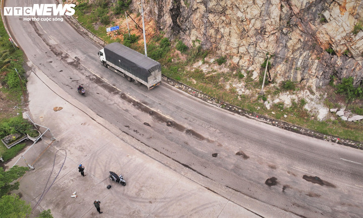 Thời gian qua, người dân, tài xế đường dài khi đi trên tuyến quốc lộ 1D qua địa bàn xã Xuân Lộc, tỉnh Đắk Lắk không khỏi lắc đầu ngán ngẩm khi gần 15km đường khu vực này trong tình trạng hư hỏng, xuống cấp.