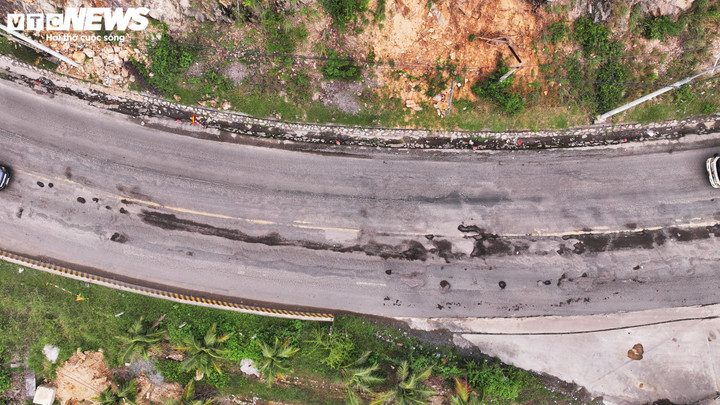 Quốc lộ 1D qua địa bàn tỉnh Đắk Lắk là con đường thông thương nối với tỉnh Gia Lai , là tuyến đường một mặt ôm núi, một mặt là biển tuyệt đẹp nhưng hiện nhiều đoạn kết cấu mặt đường vỡ vụn, ken đặc ổ gà, bụi bặm và sạt lở.