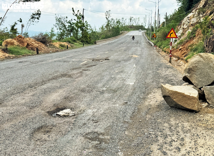 PV báo Điện tử VTC News ghi nhận chiều ngày 6/1, hiện trạng mặt đường quốc lộ 1D thuộc địa bàn tỉnh Đắk Lắk chi chít ổ gà, mặt đường vỡ vụn, một bên đường đất đá sạt lở khiến người đi đường rơi vào thế 