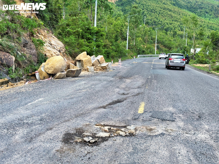 Những vệt núi bùn đất, đá tảng sạt lở xuống đường do cơn bão lũ cuối tháng 11/2025 vẫn chưa được khắc phục.