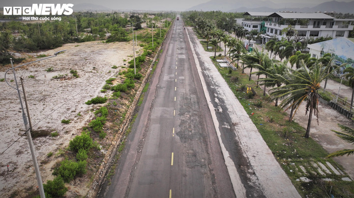 Hình ảnh hư hỏng trên đoạn đường thẳng tắp của tuyến quốc lộ 1D qua xã Xuân Lộc.