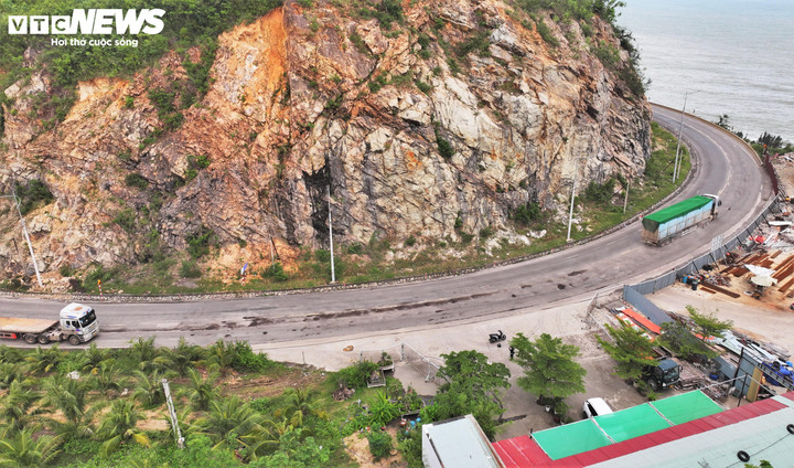 Quốc lộ 1D nối địa bàn 2 tỉnh Gia Lai - Đắk Lắk (thuộc Bình Đình cũ - Phú Yên cũ) là tuyến đường chạy dọc theo khu vực du lịch ven biển của Quy Nhơn (Gia Lai) và Xuân Lộc (Đắk Lắk), là tuyến đường quan trọng phục vụ phát triển du lịch, vận tải và giao thương trong khu vực. Tình trạng hư hỏng, xuống cấp trên lý trình 15 km (Km 20+650 - Km35 +00) biến con đường trở thành nỗi ám ảnh hàng ngày của người tham gia giao thông. Được biết, đoạn đường này do Hạt Quản lý đường bộ Sông Cầu (Trực thuộc Công ty Cổ phần Quản lý và sửa chữa đường bộ Phú Yên) quản lý.