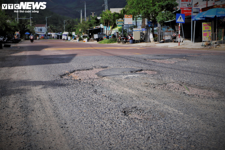 Đoạn đường ngay khu vực dân cư đông đúc của làng chài Xuân Hải (xã Xuân Lộc) cũng trong tình trạng tróc từng mảng.