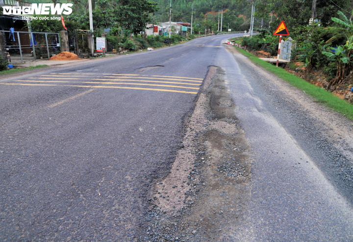 Cát sạn mặt đường tróc dần, vung vãi lởm chởm khiến người đi đường dễ bị sạt trượt bánh xe.
