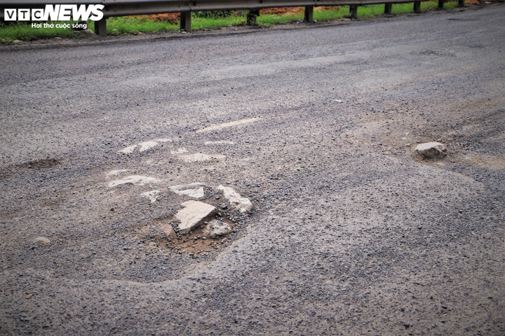 Đá chẻ lấp ổ gà trên đường trước đó bị mưa và các phương tiện di chuyển hằng ngày moi lên, lộ thiên sắc nhọn.