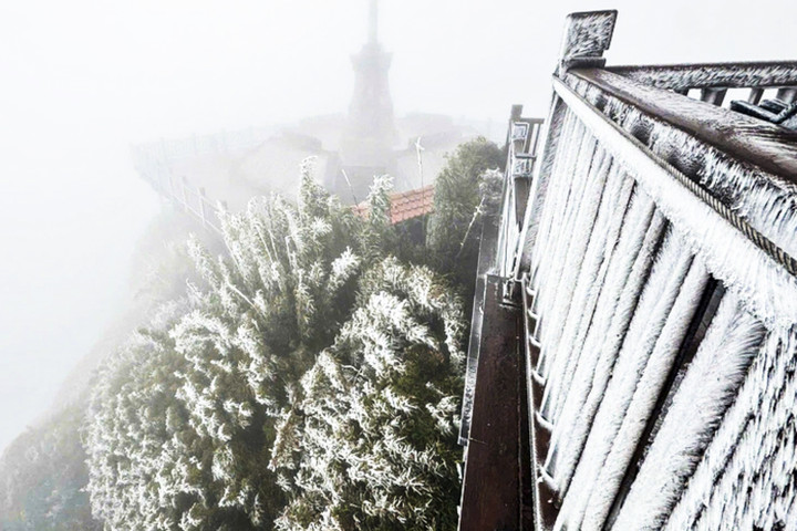 Lớp băng dày xuất hiện tại nóc nhà Đông Dương khi nhiệt độ giảm xuống -3°C. (Ảnh: Đ.X.)