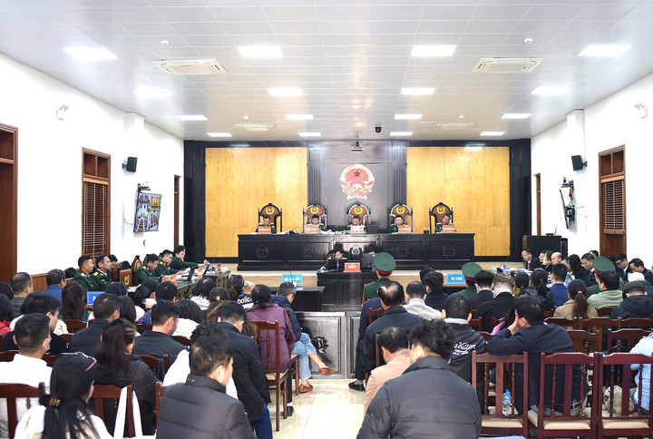 Rất đông bị hại có mặt tại phiên tòa sáng 7/1.