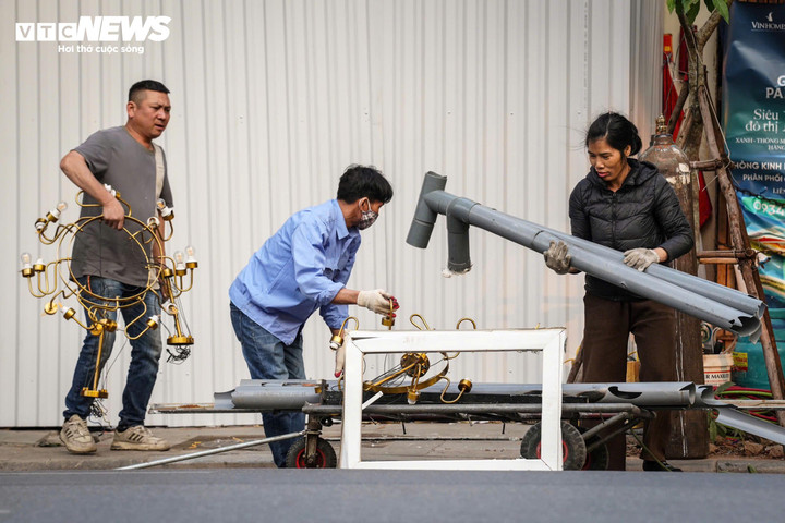 Xe máy chằng buộc sắt vụn, xe ba gác chở đầy khung cửa ra vào liên tục. Âm thanh cắt, tháo dỡ kim loại vang lên khắp ngõ nhỏ. Ai cũng tranh thủ từng giờ, bởi khi mặt bằng được quây tôn hoàn toàn thì việc thu gom sẽ không còn thực hiện được.