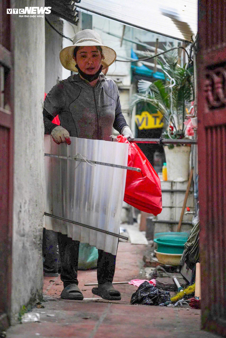 Một người phụ nữ thường xuyên có mặt tại khu vực này chia sẻ, đây là thời điểm hiếm có đối với những người làm nghề. “Có ngày gom được vài bộ cửa sắt, khung nhôm, điều hòa cũ, dây điện còn sót lại trong nhà trống là cũng được cả triệu đồng. Nhưng phải nhanh, nếu chậm là không còn gì. Chỗ nào thấy chưa quây tôn là tranh thủ vào ngay”, chị nói. Người này cũng cho biết thêm, họ không phải vào bừa bãi mà thường hỏi thăm bảo vệ khu phố, người dân xung quanh để tránh làm ảnh hưởng đến tài sản còn sót lại của chủ nhà.