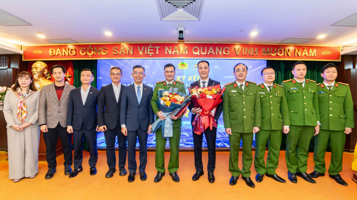 Đại diện FPT Telecom và Trung tâm RAR (Bộ Công an) tại lễ ký kết hợp tác triển khai dịch thực xác thực điện tử qua VNeID ngày 6/1.