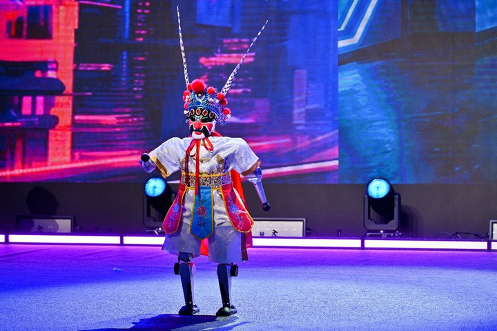 Robot hóa thân nghệ sĩ Kinh kịch, kết nối truyền thống và công nghệ. (Nguồn: Chinadaily)