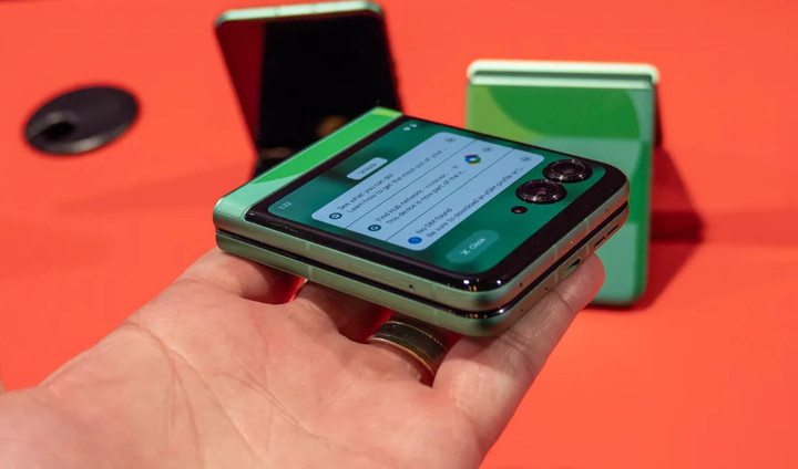 Mặt lưng của Razr FIFA World Cup 26 Edition có màu xanh lá cây giống màu sân bóng đá. (Ảnh: Cnet)