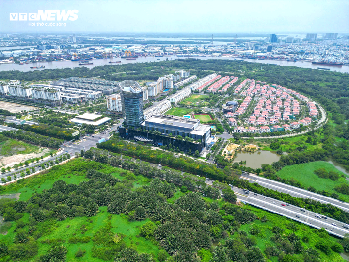 Những công trình hiện đại làm thay đổi diện mạo vùng đất bên sông Sài Gòn, mở ra cơ hội để phát triển khu vực phía Đông TP.HCM. (Ảnh: Lương Ý)