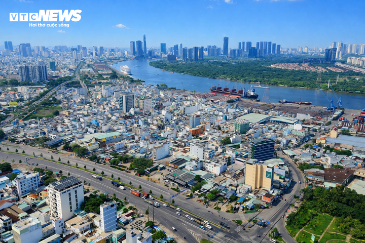 Khu vực dự kiến xây dựng cầu Thủ Thiêm 4 là trục giao thông lớn, đông đúc xe cộ, kết nối khu đô thị Thủ Thiêm với các tuyến đường rộng, cao ốc hiện đại.