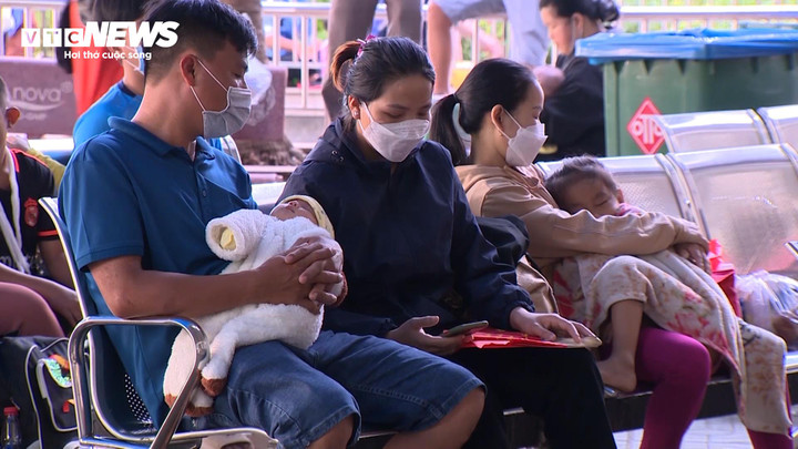 Thời tiết thay đổi thất thường khiến trẻ dễ mắc bệnh.