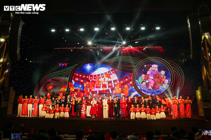 Chương trình nghệ thuật đặc biệt "Với Đảng vẹn toàn niềm tin yêu" do VOV tổ chức hướng tới Đại hội đại biểu toàn quốc lần thứ XIV của Đảng.