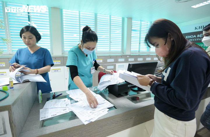 Người dân khám bệnh tại Bệnh viện Thanh Nhàn. (Ảnh: Như Loan)