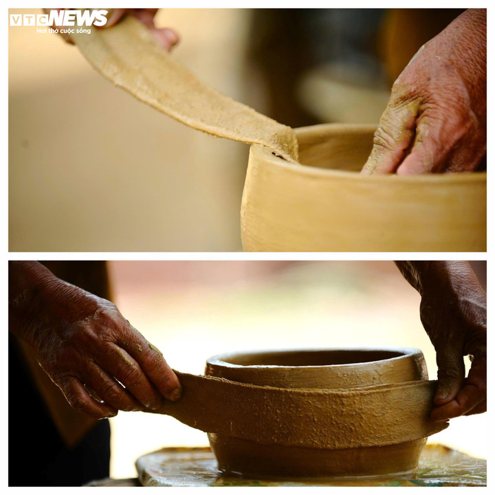 Người thợ dùng rất ít dụng cụ: một vòng tre để nắn miệng nồi, một miếng gỗ nhỏ để gạt phẳng thân, một quả trám rừng để chà bề mặt cho láng. Còn lại là đôi tay.