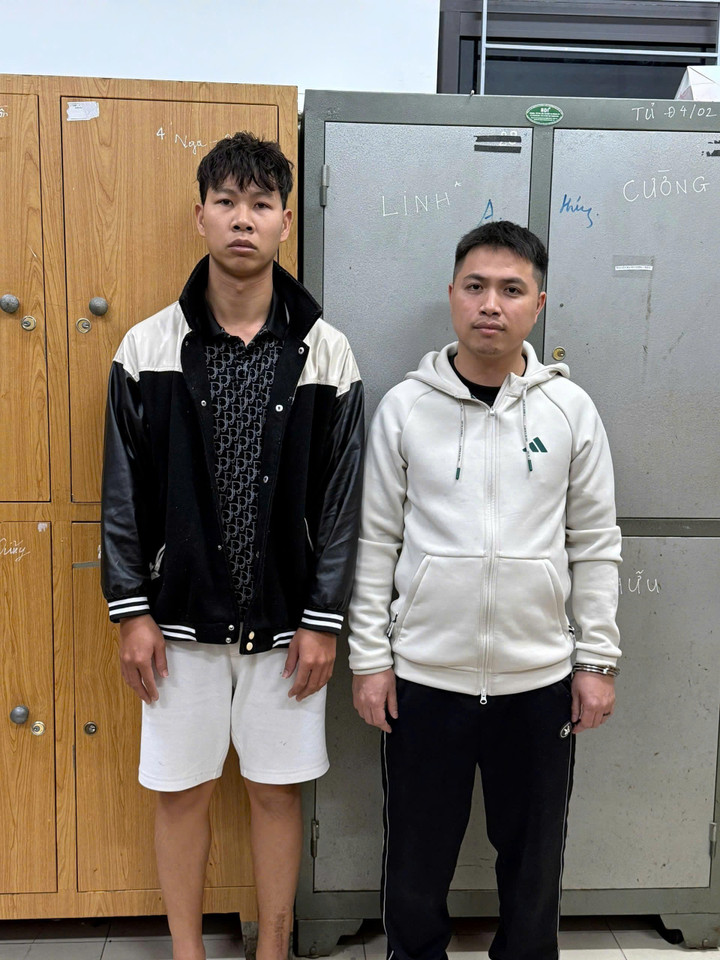 Công "hàu" (áo trắng) bị bắt cùng đồng bọn.