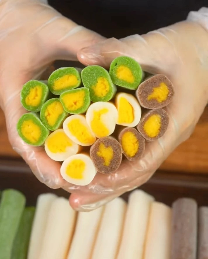 Vỏ bánh có thể mang hương vị matcha, cacao hoặc bột bánh dẻo truyền thống.