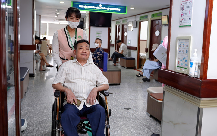 Ông Miền phải sống chung với xe lăn suốt nửa năm trời.