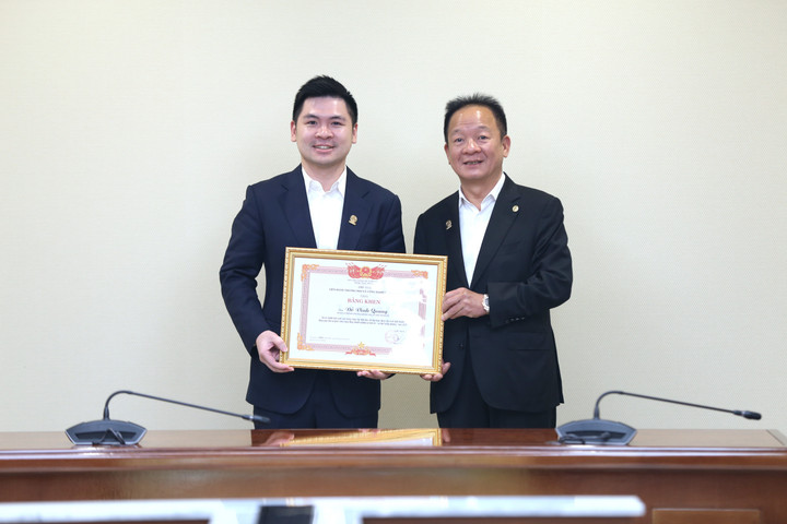 Phó Chủ tịch HĐQT Tập đoàn T&T Group Đỗ Vinh Quang đón nhận Bằng khen của VCCI.